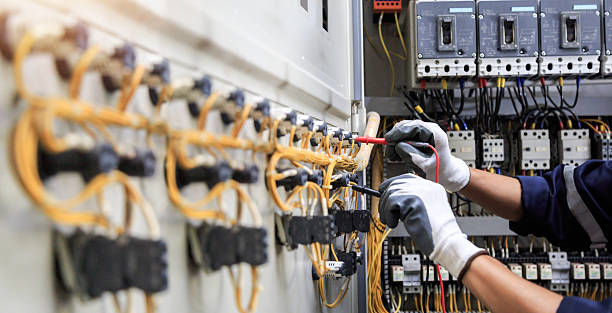 Professional Electrician technician working in Deerfield, IL